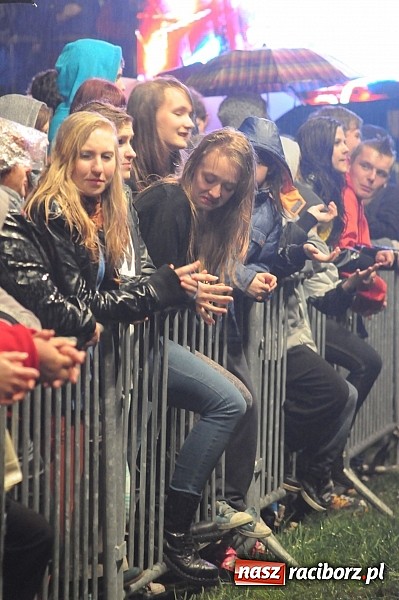 Zdjęcie w galerii na portalu naszraciborz.pl: Big Cyc na majówce w Nędzy, czyli Ruski keczap w strugach deszczu wiadomości z regionu