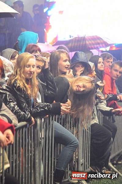 Zdjęcie w galerii na portalu naszraciborz.pl: Big Cyc na majówce w Nędzy, czyli Ruski keczap w strugach deszczu wiadomości z regionu