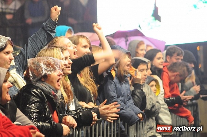 Zdjęcie w galerii na portalu naszraciborz.pl: Big Cyc na majówce w Nędzy, czyli Ruski keczap w strugach deszczu wiadomości z regionu