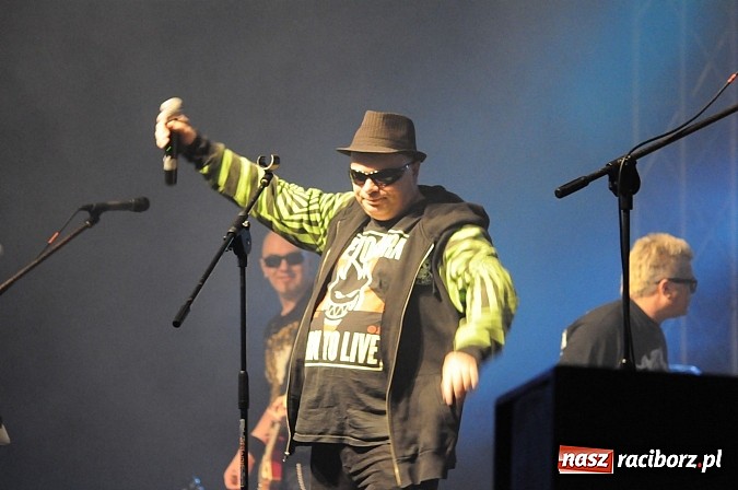 Zdjęcie w galerii na portalu naszraciborz.pl: Big Cyc na majówce w Nędzy, czyli Ruski keczap w strugach deszczu wiadomości z regionu