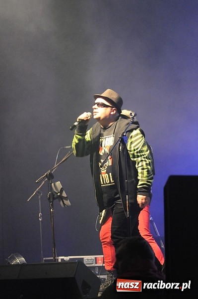 Zdjęcie w galerii na portalu naszraciborz.pl: Big Cyc na majówce w Nędzy, czyli Ruski keczap w strugach deszczu wiadomości z regionu