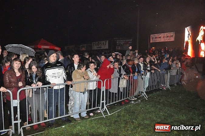 Zdjęcie w galerii na portalu naszraciborz.pl: Big Cyc na majówce w Nędzy, czyli Ruski keczap w strugach deszczu wiadomości z regionu