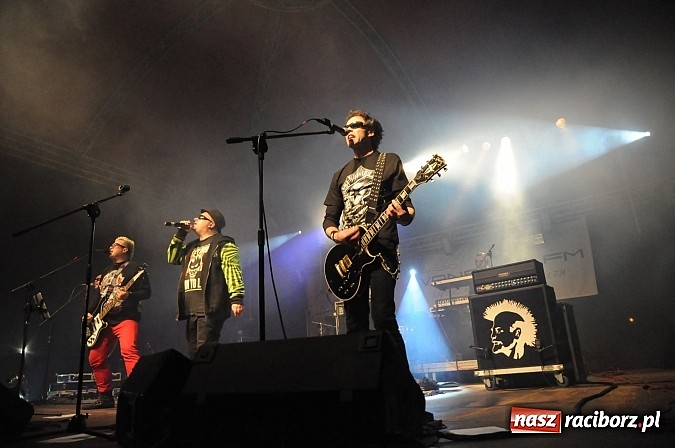 Zdjęcie w galerii na portalu naszraciborz.pl: Big Cyc na majówce w Nędzy, czyli Ruski keczap w strugach deszczu wiadomości z regionu