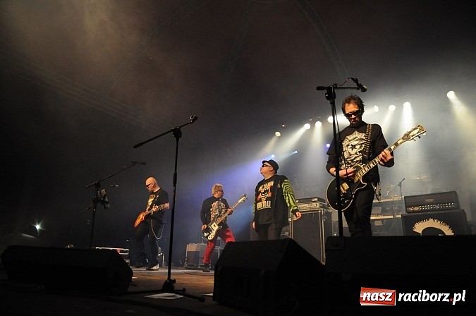 Zdjęcie w galerii na portalu naszraciborz.pl: Big Cyc na majówce w Nędzy, czyli Ruski keczap w strugach deszczu wiadomości z regionu