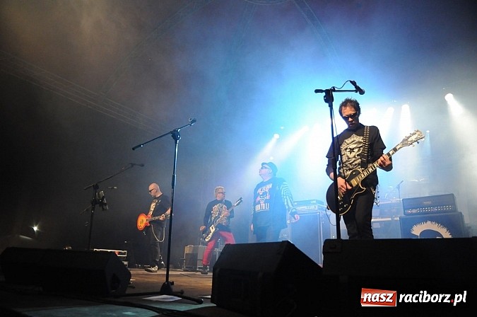 Zdjęcie w galerii na portalu naszraciborz.pl: Big Cyc na majówce w Nędzy, czyli Ruski keczap w strugach deszczu wiadomości z regionu