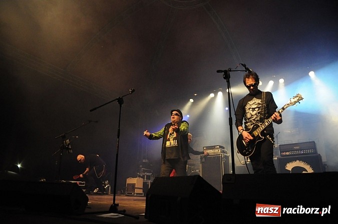 Zdjęcie w galerii na portalu naszraciborz.pl: Big Cyc na majówce w Nędzy, czyli Ruski keczap w strugach deszczu wiadomości z regionu