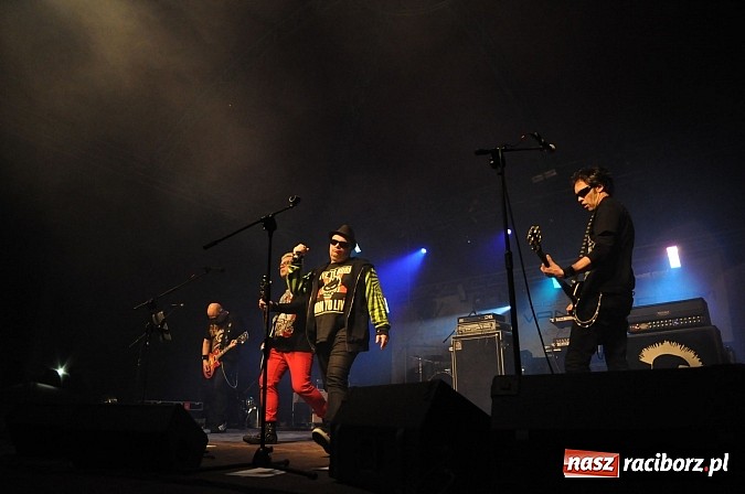 Zdjęcie w galerii na portalu naszraciborz.pl: Big Cyc na majówce w Nędzy, czyli Ruski keczap w strugach deszczu wiadomości z regionu