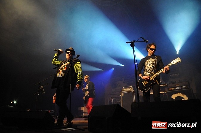 Zdjęcie w galerii na portalu naszraciborz.pl: Big Cyc na majówce w Nędzy, czyli Ruski keczap w strugach deszczu wiadomości z regionu