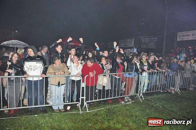 Zdjęcie w galerii na portalu naszraciborz.pl: Big Cyc na majówce w Nędzy, czyli Ruski keczap w strugach deszczu wiadomości z regionu