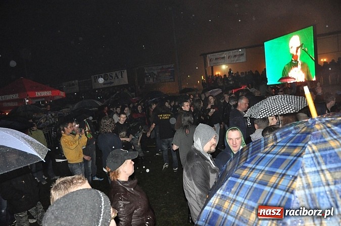 Zdjęcie w galerii na portalu naszraciborz.pl: Big Cyc na majówce w Nędzy, czyli Ruski keczap w strugach deszczu wiadomości z regionu