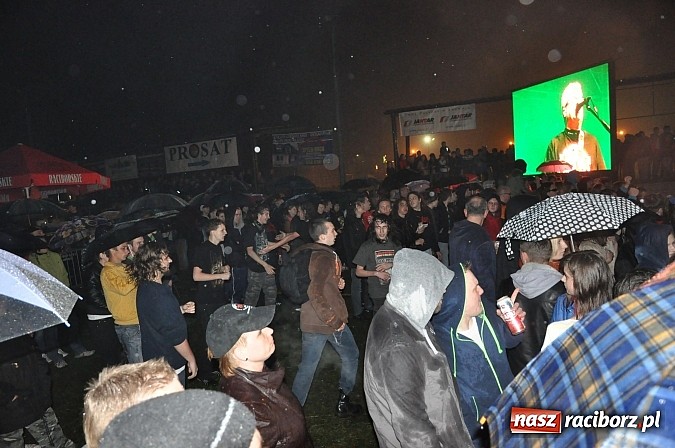 Zdjęcie w galerii na portalu naszraciborz.pl: Big Cyc na majówce w Nędzy, czyli Ruski keczap w strugach deszczu wiadomości z regionu