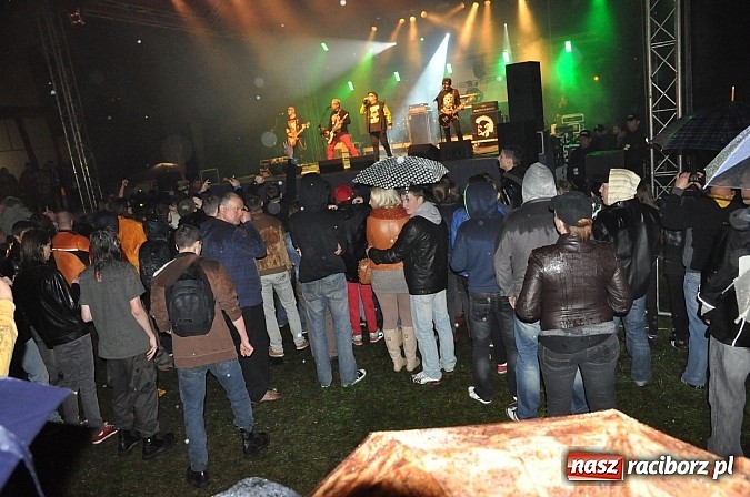 Zdjęcie w galerii na portalu naszraciborz.pl: Big Cyc na majówce w Nędzy, czyli Ruski keczap w strugach deszczu wiadomości z regionu