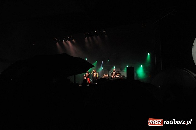 Zdjęcie w galerii na portalu naszraciborz.pl: Big Cyc na majówce w Nędzy, czyli Ruski keczap w strugach deszczu wiadomości z regionu