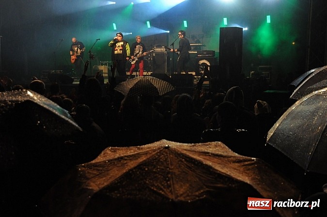 Zdjęcie w galerii na portalu naszraciborz.pl: Big Cyc na majówce w Nędzy, czyli Ruski keczap w strugach deszczu wiadomości z regionu