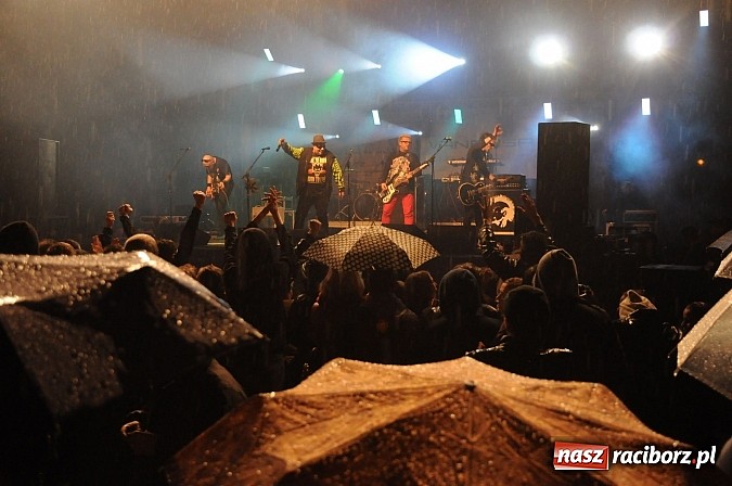 Zdjęcie w galerii na portalu naszraciborz.pl: Big Cyc na majówce w Nędzy, czyli Ruski keczap w strugach deszczu wiadomości z regionu