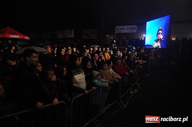 Zdjęcie w galerii na portalu naszraciborz.pl: Big Cyc na majówce w Nędzy, czyli Ruski keczap w strugach deszczu wiadomości z regionu