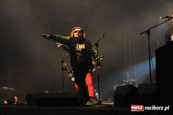 Zdjęcie w galerii na portalu naszraciborz.pl: Big Cyc na majówce w Nędzy, czyli Ruski keczap w strugach deszczu wiadomości z regionu