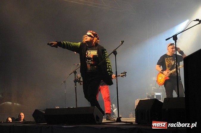 Zdjęcie w galerii na portalu naszraciborz.pl: Big Cyc na majówce w Nędzy, czyli Ruski keczap w strugach deszczu wiadomości z regionu