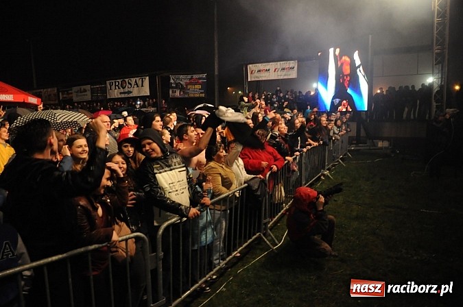 Zdjęcie w galerii na portalu naszraciborz.pl: Big Cyc na majówce w Nędzy, czyli Ruski keczap w strugach deszczu wiadomości z regionu