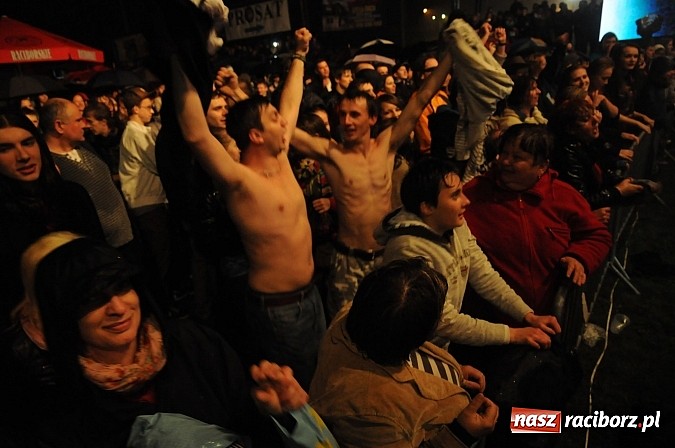 Zdjęcie w galerii na portalu naszraciborz.pl: Big Cyc na majówce w Nędzy, czyli Ruski keczap w strugach deszczu wiadomości z regionu