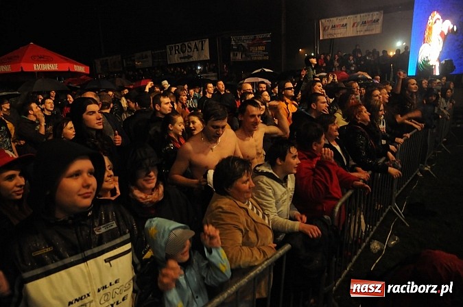 Zdjęcie w galerii na portalu naszraciborz.pl: Big Cyc na majówce w Nędzy, czyli Ruski keczap w strugach deszczu wiadomości z regionu