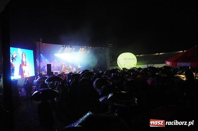 Zdjęcie w galerii na portalu naszraciborz.pl: Big Cyc na majówce w Nędzy, czyli Ruski keczap w strugach deszczu wiadomości z regionu