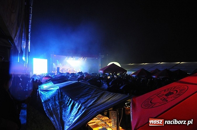 Zdjęcie w galerii na portalu naszraciborz.pl: Big Cyc na majówce w Nędzy, czyli Ruski keczap w strugach deszczu wiadomości z regionu