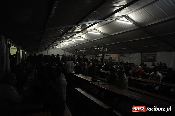 Zdjęcie w galerii na portalu naszraciborz.pl: Big Cyc na majówce w Nędzy, czyli Ruski keczap w strugach deszczu wiadomości z regionu