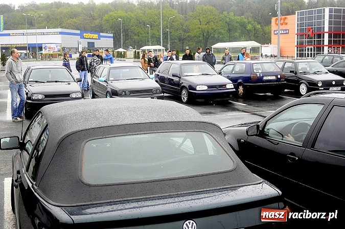 Zdjęcie w galerii na portalu naszraciborz.pl: Zlot VAG w strugach deszczu wiadomości z regionu