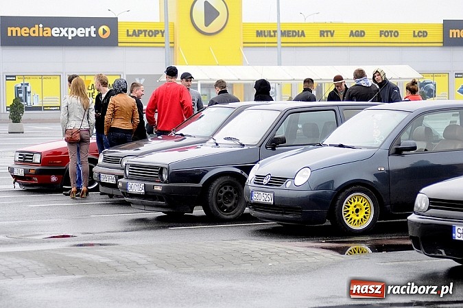 Zdjęcie w galerii na portalu naszraciborz.pl: Zlot VAG w strugach deszczu wiadomości z regionu