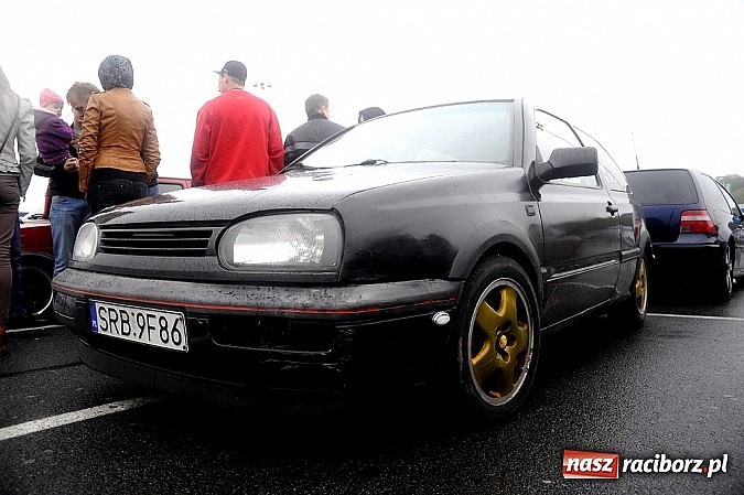 Zdjęcie w galerii na portalu naszraciborz.pl: Zlot VAG w strugach deszczu wiadomości z regionu