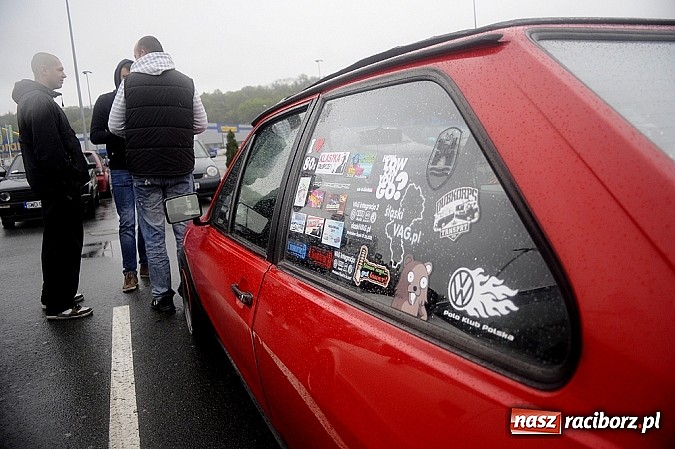 Zdjęcie w galerii na portalu naszraciborz.pl: Zlot VAG w strugach deszczu wiadomości z regionu