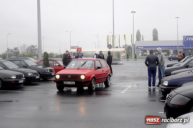 Zdjęcie w galerii na portalu naszraciborz.pl: Zlot VAG w strugach deszczu wiadomości z regionu