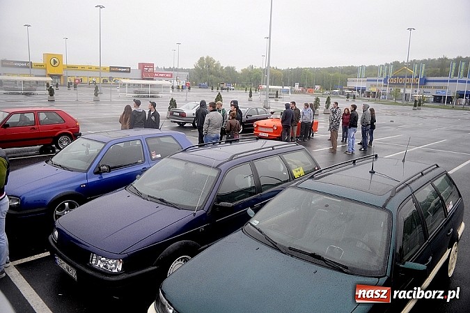 Zdjęcie w galerii na portalu naszraciborz.pl: Zlot VAG w strugach deszczu wiadomości z regionu