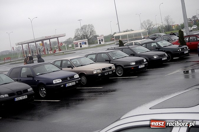 Zdjęcie w galerii na portalu naszraciborz.pl: Zlot VAG w strugach deszczu wiadomości z regionu