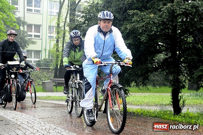 Zdjęcie w galerii na portalu naszraciborz.pl: Deszcz rowerzystom niestraszny wiadomości z regionu