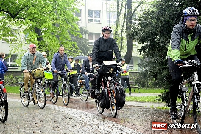Zdjęcie w galerii na portalu naszraciborz.pl: Deszcz rowerzystom niestraszny wiadomości z regionu