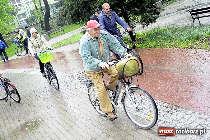 Zdjęcie w galerii na portalu naszraciborz.pl: Deszcz rowerzystom niestraszny wiadomości z regionu