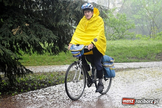 Zdjęcie w galerii na portalu naszraciborz.pl: Deszcz rowerzystom niestraszny wiadomości z regionu