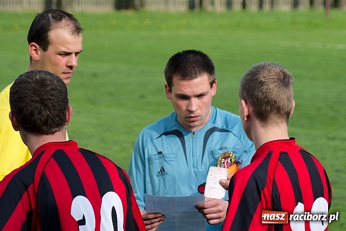 Zdjęcie w galerii na portalu naszraciborz.pl: Nerwowo na derbach w Owsiszczach. Piotr Złoty pogromcą Bieńkowic wiadomości z regionu
