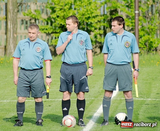 Zdjęcie w galerii na portalu naszraciborz.pl: Nerwowo na derbach w Owsiszczach. Piotr Złoty pogromcą Bieńkowic wiadomości z regionu