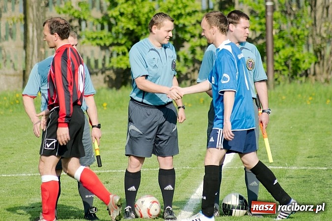 Zdjęcie w galerii na portalu naszraciborz.pl: Nerwowo na derbach w Owsiszczach. Piotr Złoty pogromcą Bieńkowic wiadomości z regionu