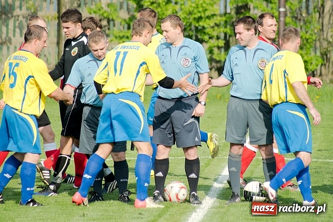 Zdjęcie w galerii na portalu naszraciborz.pl: Nerwowo na derbach w Owsiszczach. Piotr Złoty pogromcą Bieńkowic wiadomości z regionu