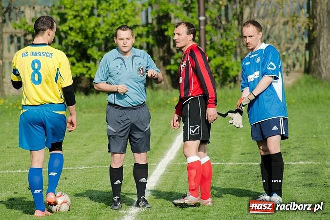 Zdjęcie w galerii na portalu naszraciborz.pl: Nerwowo na derbach w Owsiszczach. Piotr Złoty pogromcą Bieńkowic wiadomości z regionu