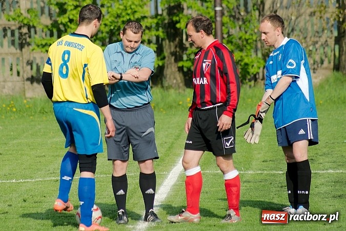 Zdjęcie w galerii na portalu naszraciborz.pl: Nerwowo na derbach w Owsiszczach. Piotr Złoty pogromcą Bieńkowic wiadomości z regionu