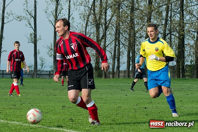 Zdjęcie w galerii na portalu naszraciborz.pl: Nerwowo na derbach w Owsiszczach. Piotr Złoty pogromcą Bieńkowic wiadomości z regionu