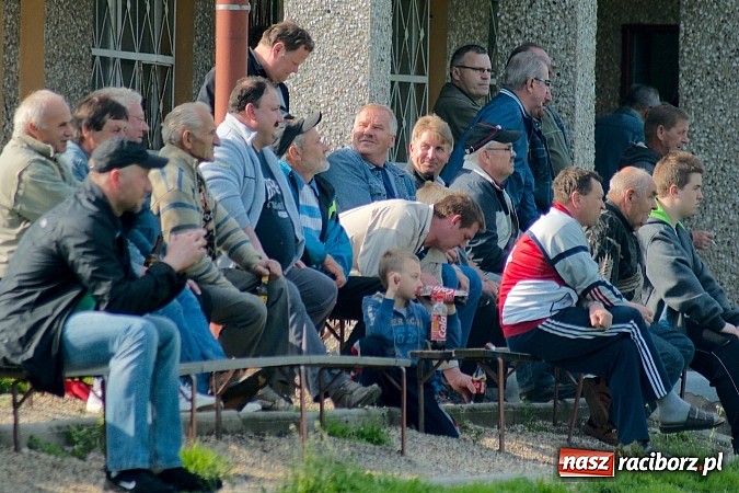 Zdjęcie w galerii na portalu naszraciborz.pl: Nerwowo na derbach w Owsiszczach. Piotr Złoty pogromcą Bieńkowic wiadomości z regionu