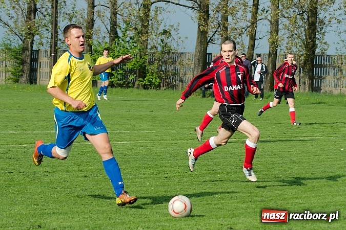 Zdjęcie w galerii na portalu naszraciborz.pl: Nerwowo na derbach w Owsiszczach. Piotr Złoty pogromcą Bieńkowic wiadomości z regionu