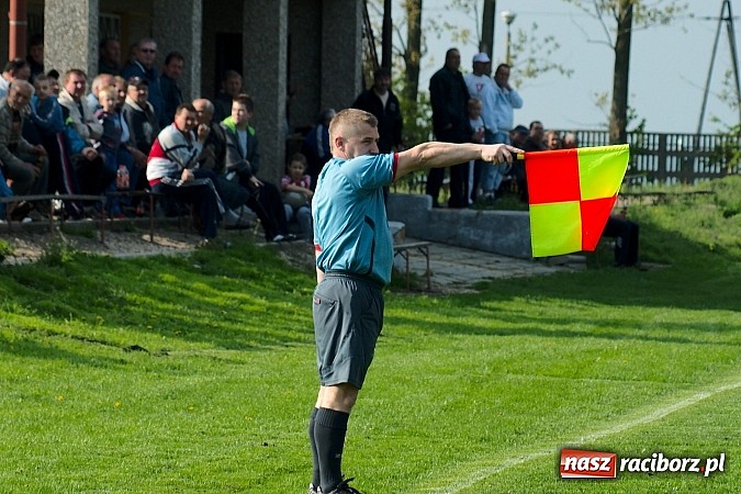 Zdjęcie w galerii na portalu naszraciborz.pl: Nerwowo na derbach w Owsiszczach. Piotr Złoty pogromcą Bieńkowic wiadomości z regionu