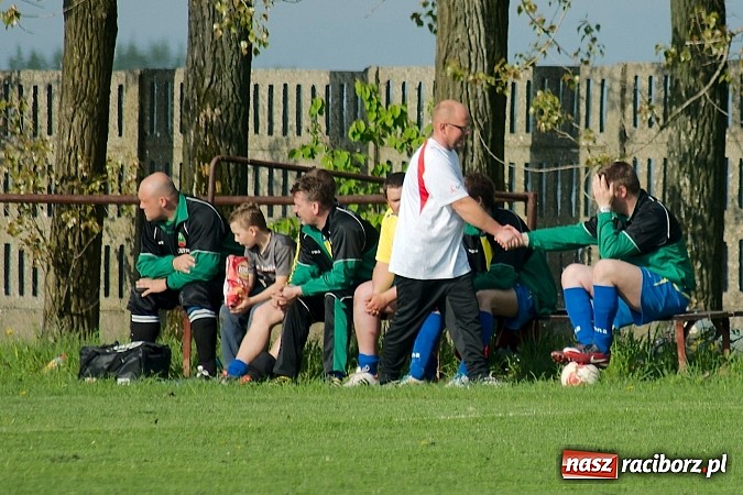 Zdjęcie w galerii na portalu naszraciborz.pl: Nerwowo na derbach w Owsiszczach. Piotr Złoty pogromcą Bieńkowic wiadomości z regionu
